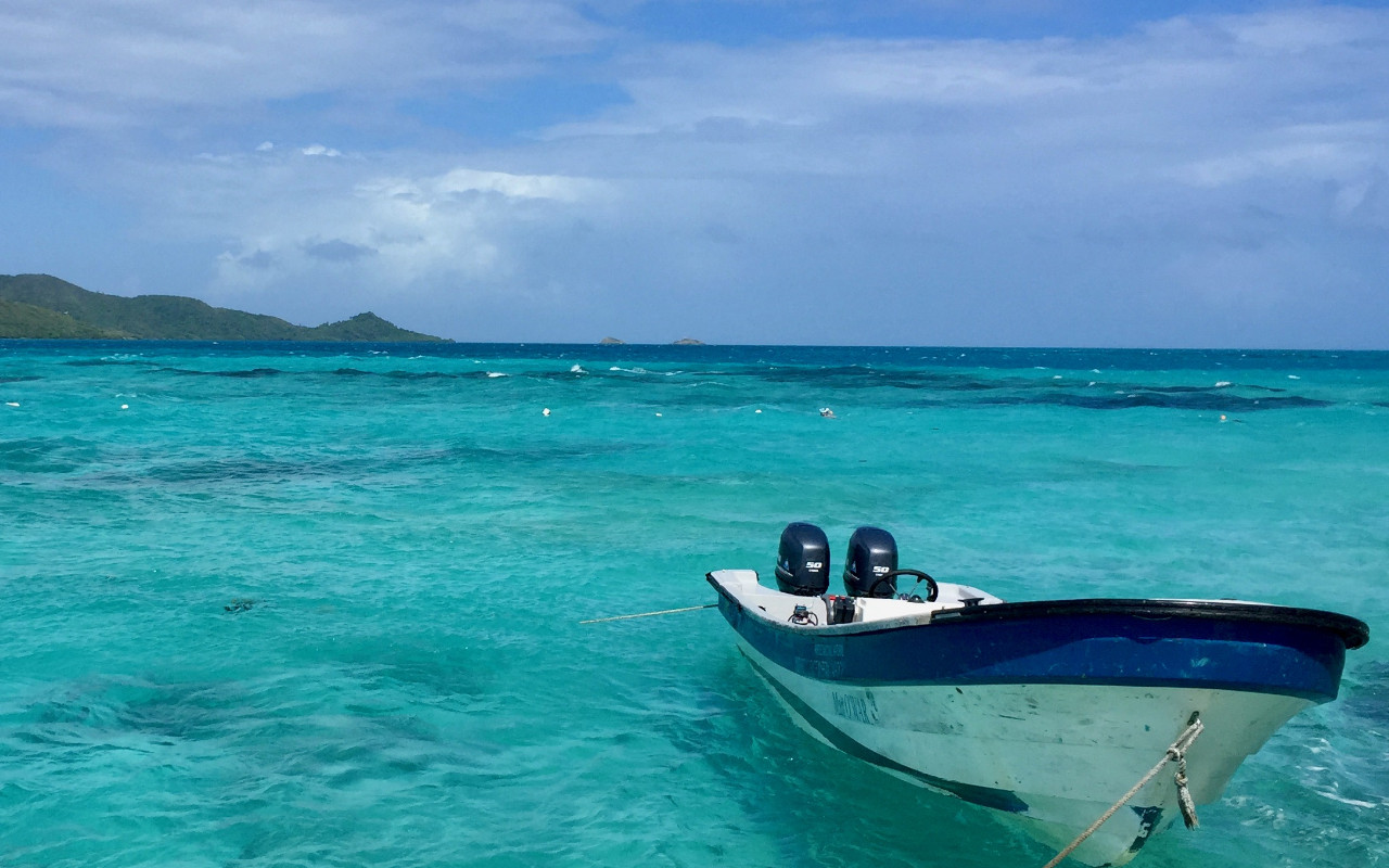 Bateau amarré dans les eaux claires de Providencia